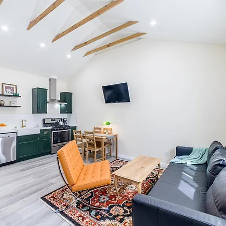 Private Stylish Studio, Near Csun, Fast Wi-Fi